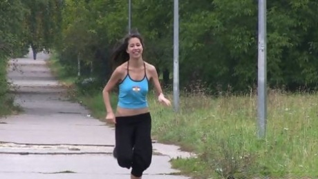 Paula has a hot quickie jogging in the morning