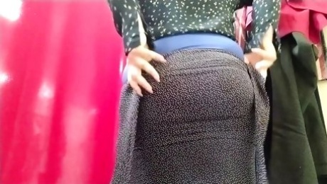 Sexy MILFs gorgeous ass is back in the mall