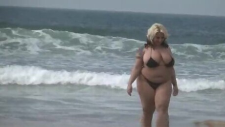 Beach Babe Porsche Dali BBW Ass Licking